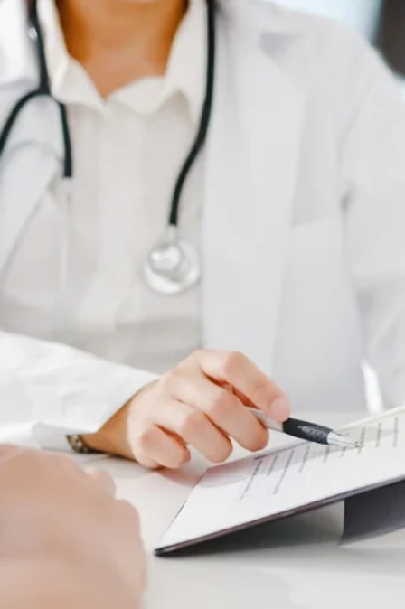 врач ставит медицинскую блокаду